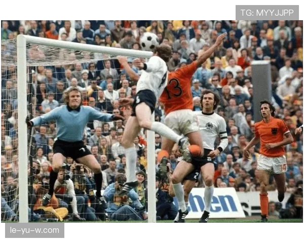 贝肯鲍尔足球智慧启示：现代足球竞争力与创新思维的关键融合